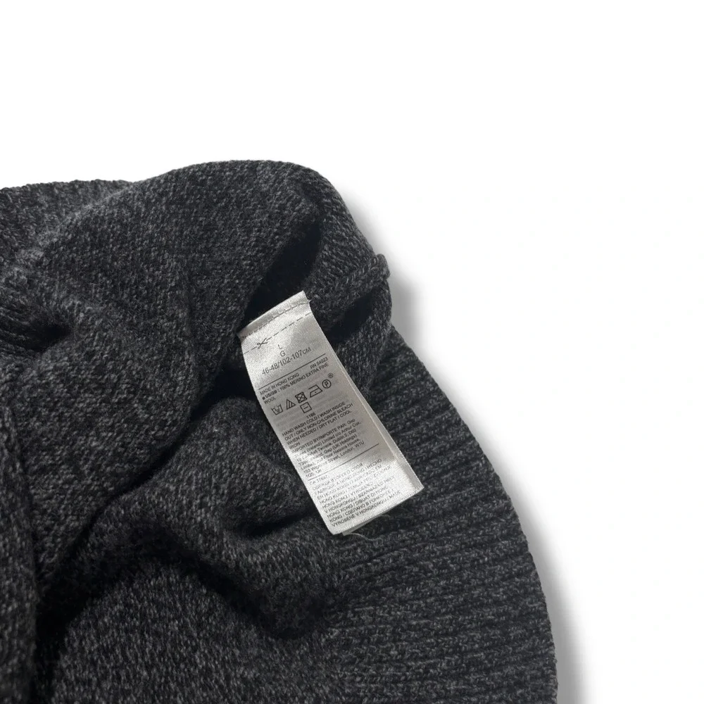 Banana Republic Men's Italian Yarn Merino Wool V Neck Sweater Size L 22 x27‎